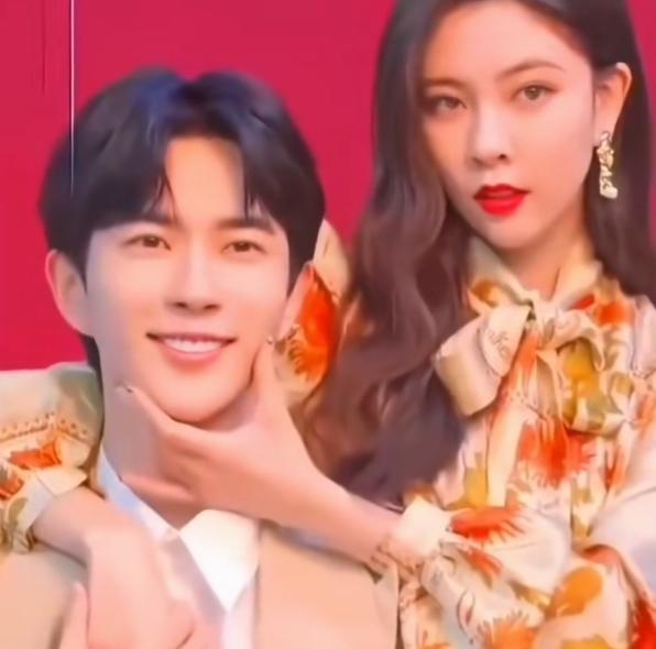 看小🐟当初和女搭档“亲密”合影，一眼望去，怎么感觉男方像红花，而女方倒像是个陪