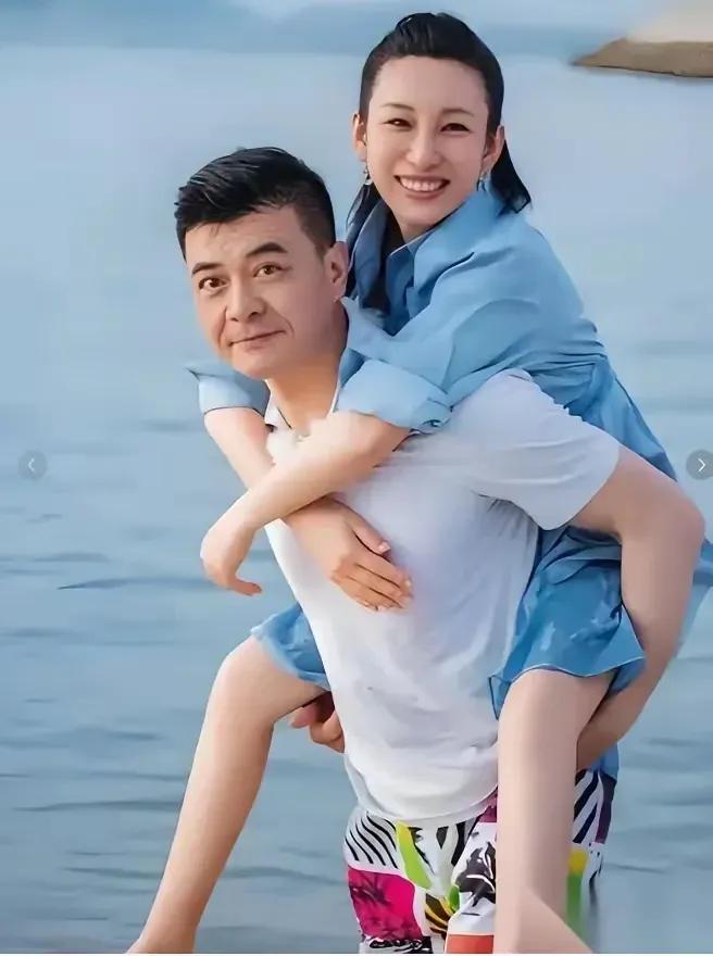 当年，陈建斌当众开玩笑说：“秦海璐老公长得不咋地”，结果秦海璐瞬间炸了。她直接怼