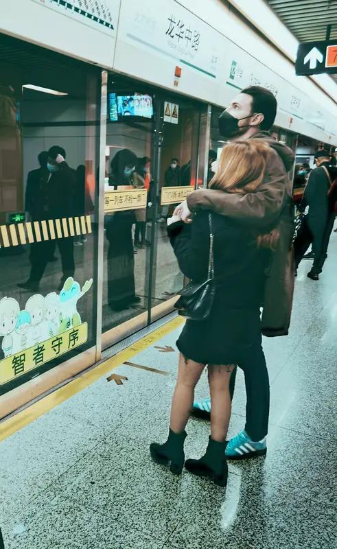 四川大叔与20岁老挝美女恋爱，女方要1亿老币彩礼，到底值不值在当今这个多元且开