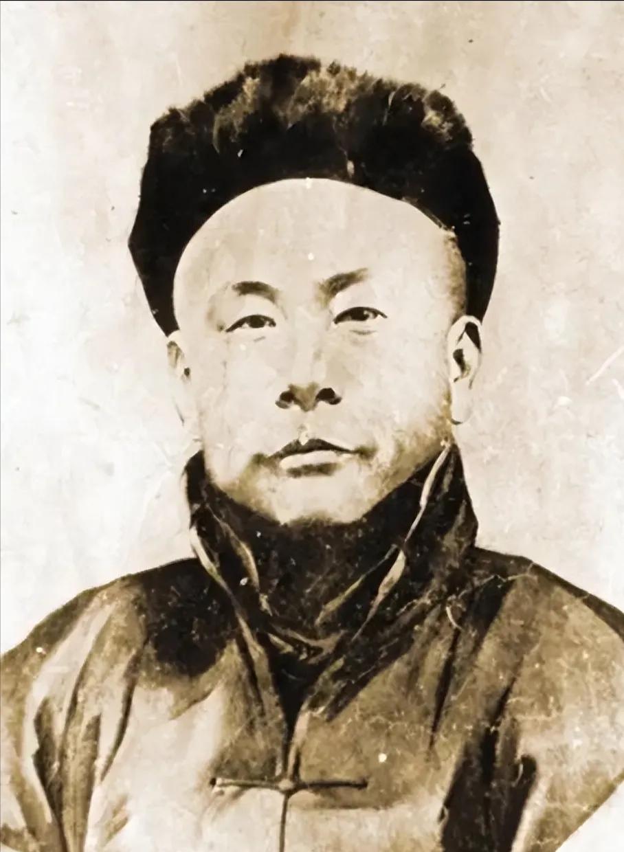 1989年，天津市决定对霍元甲大侠的坟墓进行迁坟，不料在水泥地下挖出红漆棺木，法