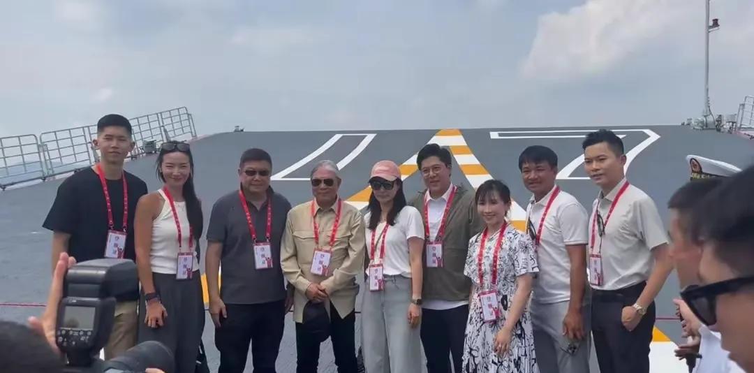 今天山东舰开放参观，众多市民纷纷前往，霍老爷子带着霍启刚和儿媳郭晶晶登上山东