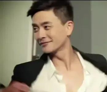 2015年，胡杏儿和黄宗泽同居七年后，带着三千万嫁妆闪婚“夜店老板”李承德。