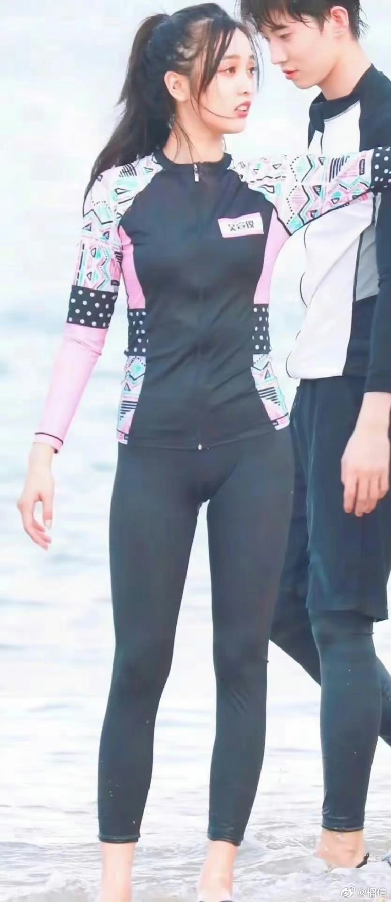 吴宣仪上综艺节目，裤子是不是太紧了点