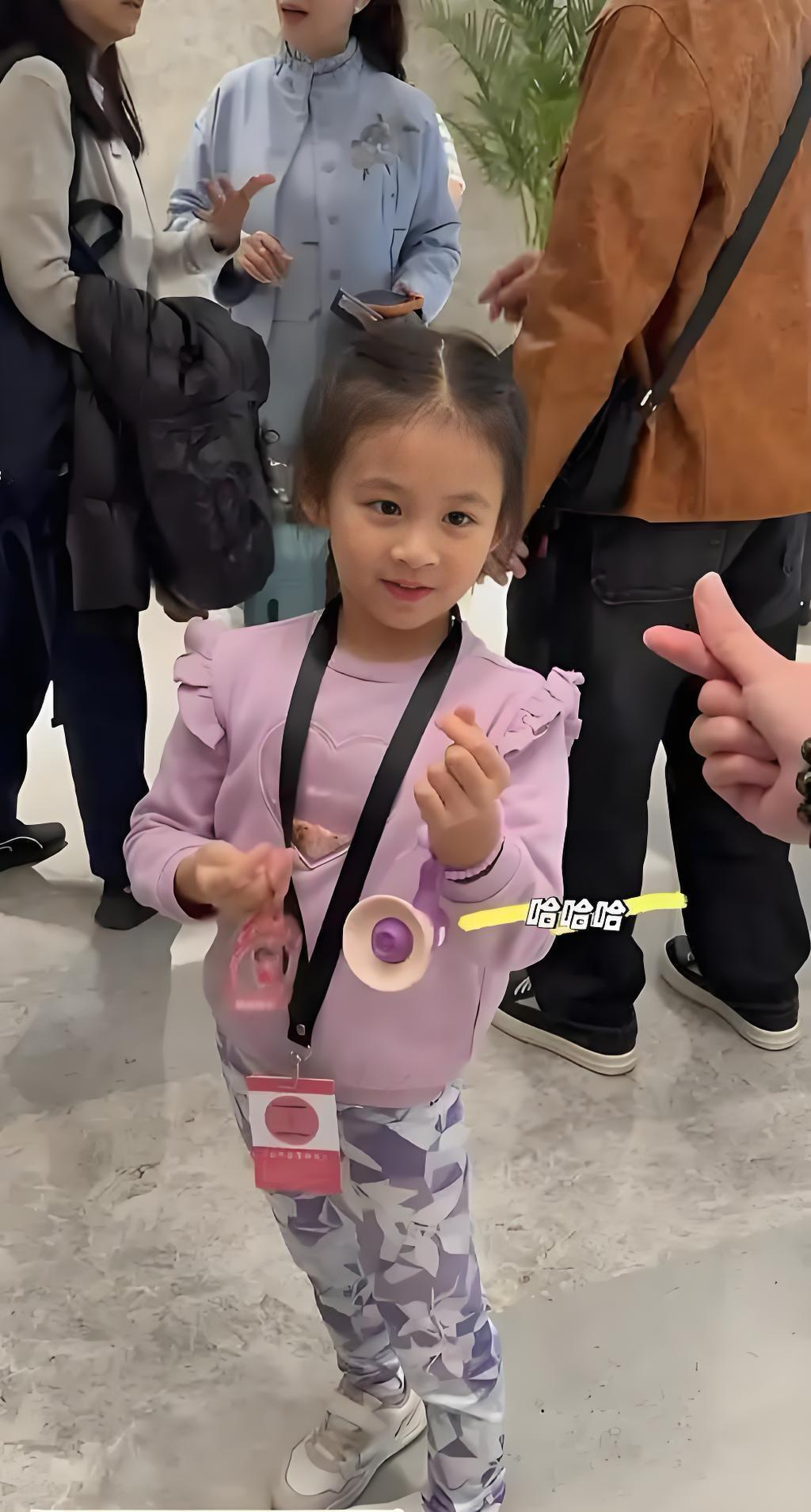 赵雅芝孙女黄静茹的出现，再次证明了遗传的魅力，她五官与奶奶如出一辙赵雅芝，这