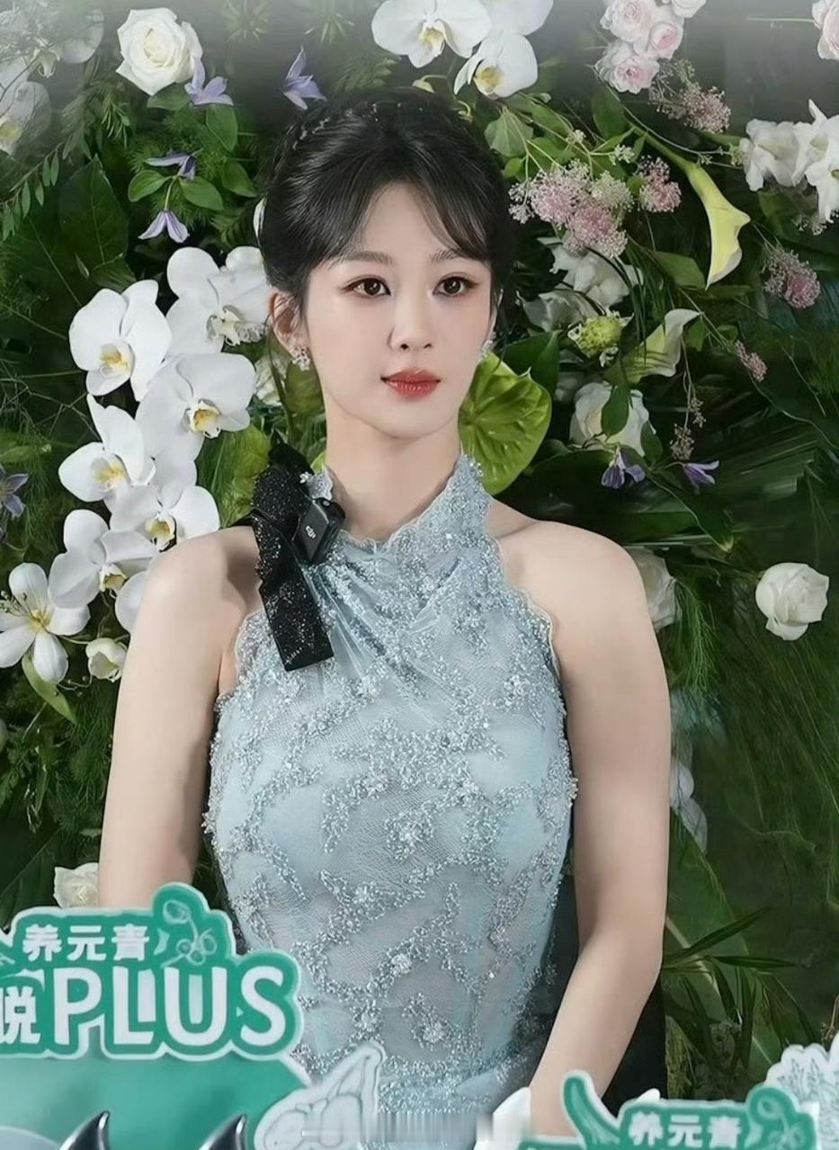 杨紫杨紫旗袍直播造型杨紫今日直播造型，蕾丝旗袍搭配盘发，好优雅的紫妹！