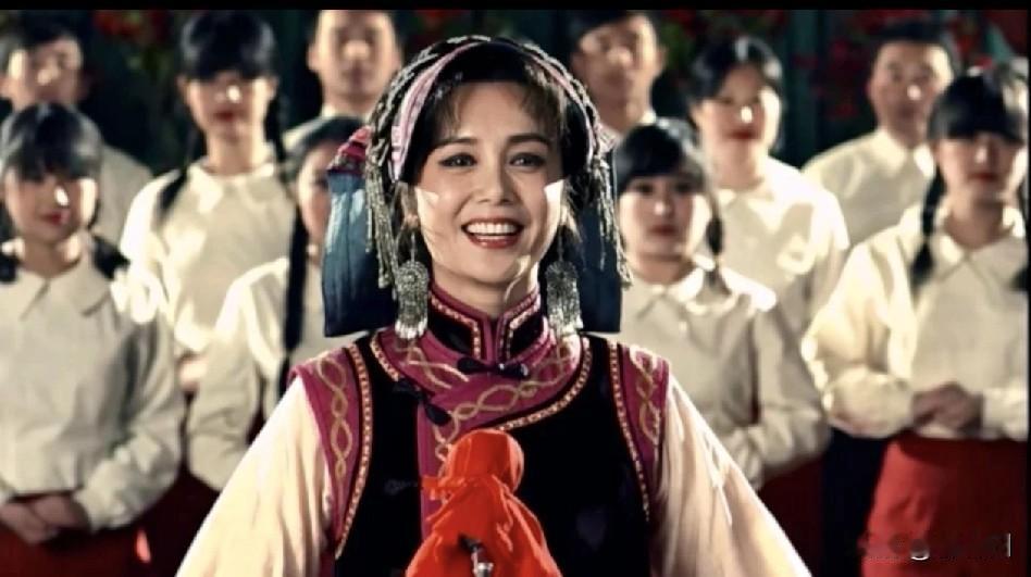 我刚刷到一段她1988年在北京电影学院汇报演出跳民族舞的视频，我的天，那股子灵动