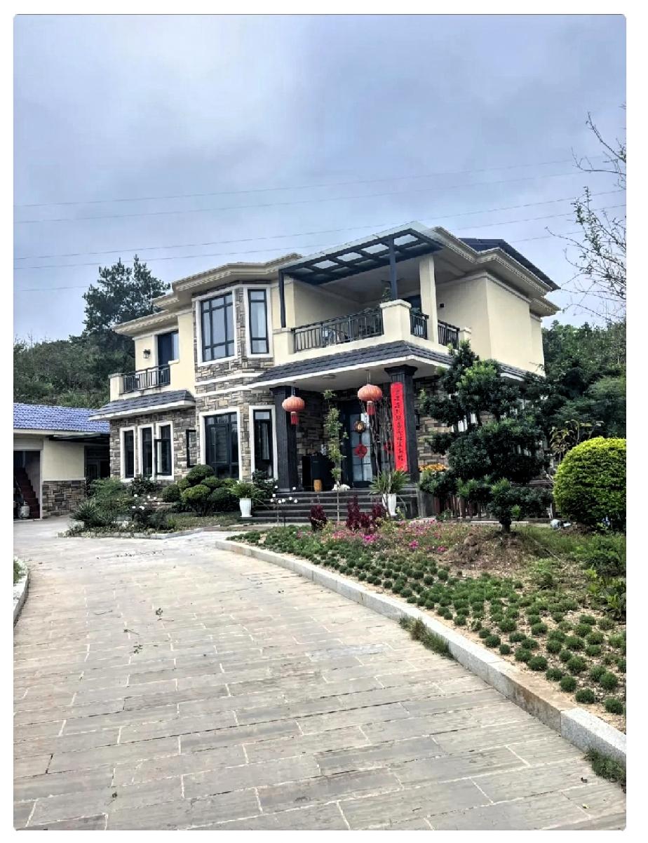 国庆回老家，我发现一个扎心的现象。那些没上过大学的发小，个个带着老婆孩子回来