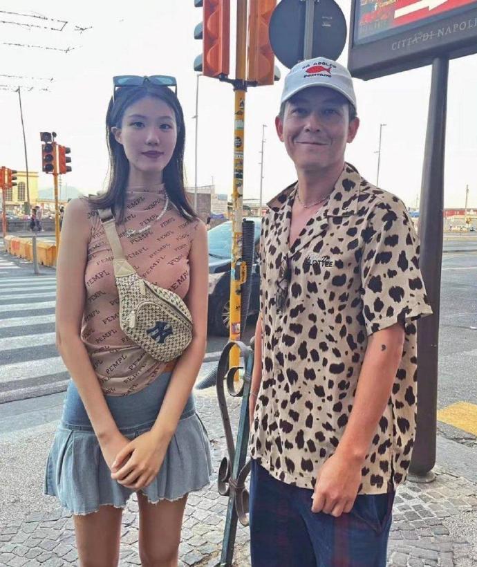 近年来，40多岁的陈冠希常旅居意大利，享受陪妻女的时光。陈冠希的妻子是超模秦舒