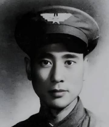1949年，一架飞机在解放区坠毁，飞行员主动向解放军投降，还指了指舱门，说：“这
