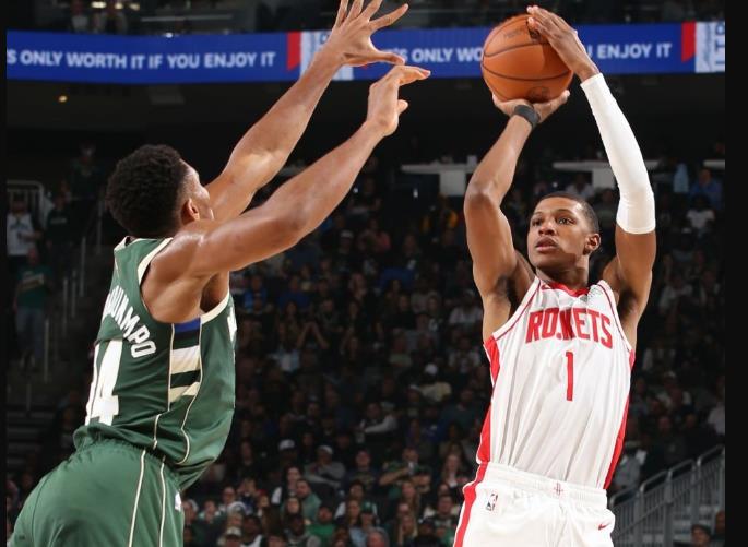 休息了一天之后，今天火箭队在客场战胜了雄鹿队。其实火箭队半场结束之后还落后了11