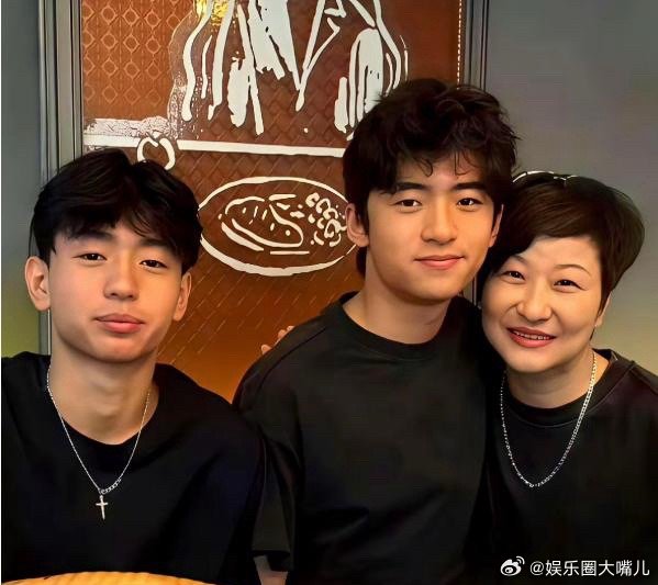 原来我们都误解了，谢振轩的确比谢霆锋帅，看了谢霆锋17岁时的照片，才发现，是张柏