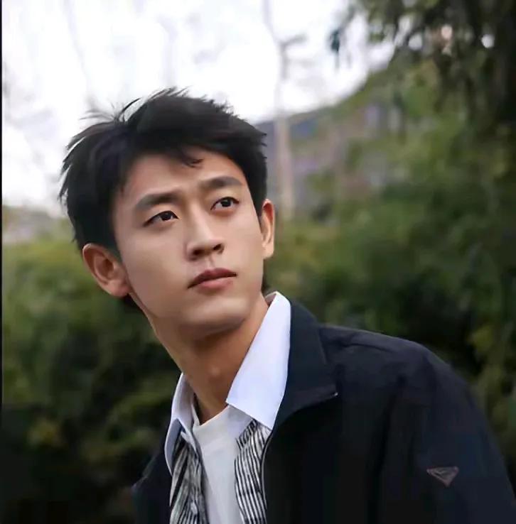 王天辰真不能细看，冷感系帅哥自带疏离感，让人产生好奇与探索欲说实话，有些演员