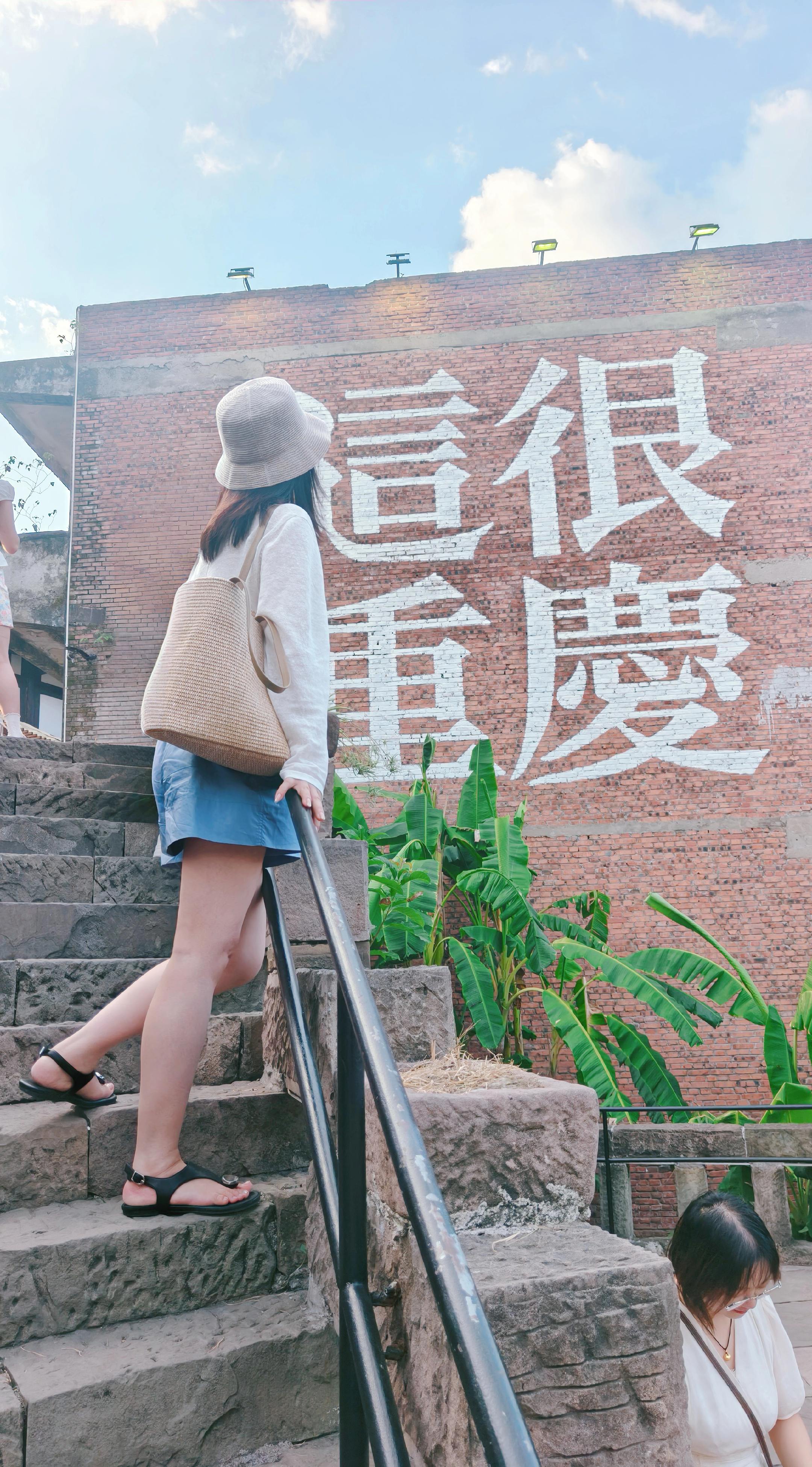 赴一座山城，遇一场灯火