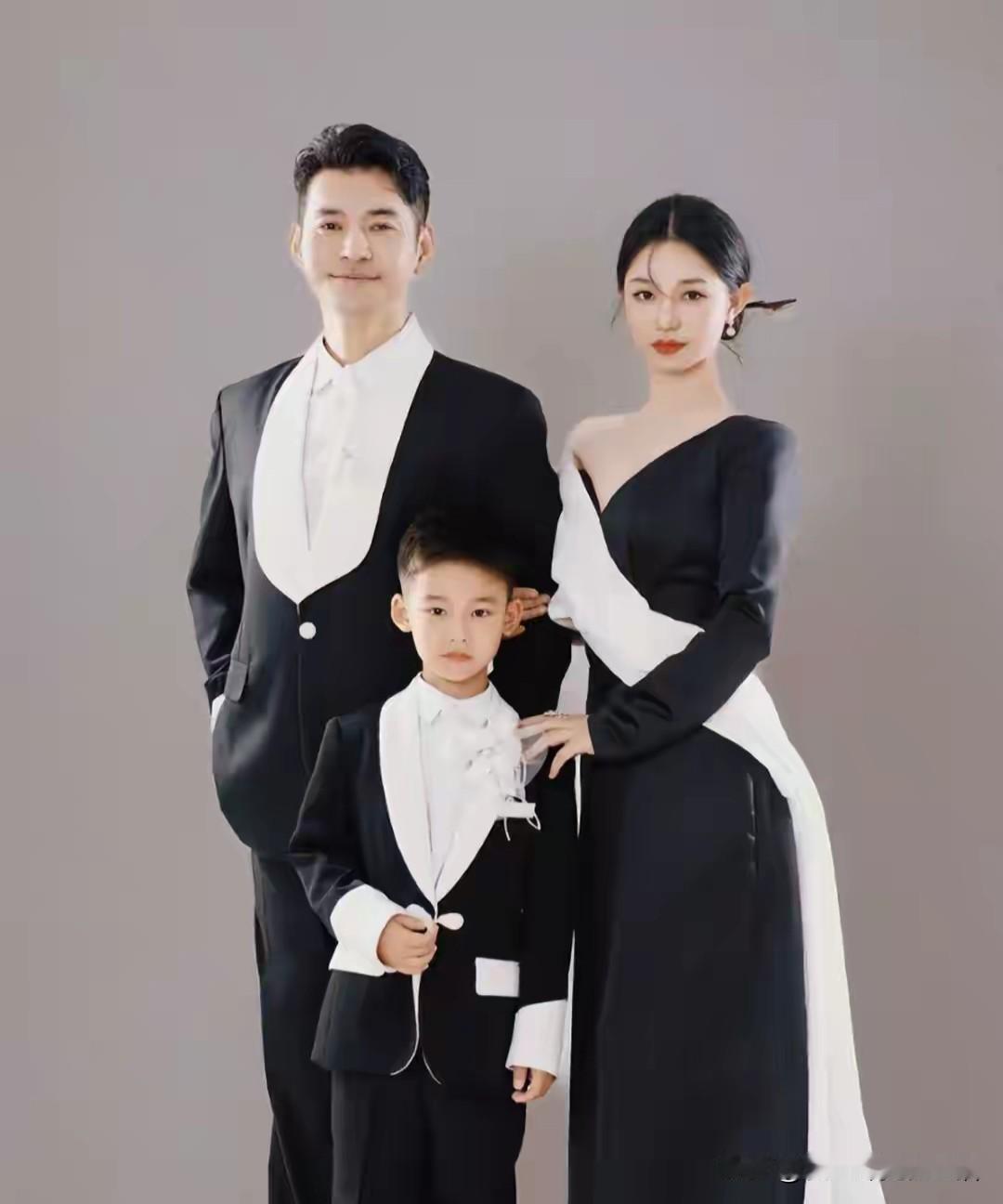 文松是赵本山为数不多没有换原配的弟子。他和妻子刘美钰是原配夫妻，二人相识于20