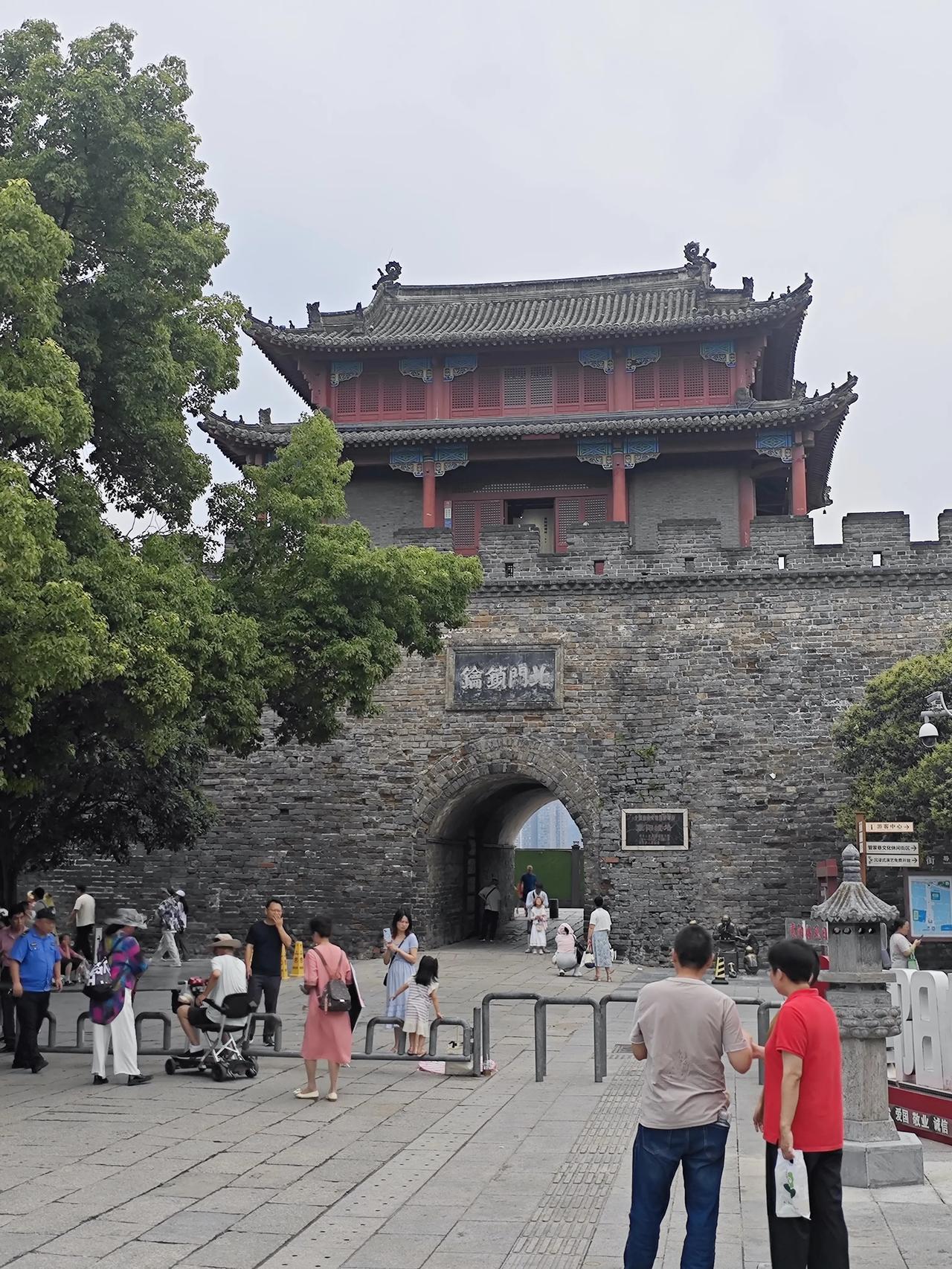 来襄阳必逛｜千年古城墙游玩指南✨不用远行，在市中心就能邂逅千年古迹。✅襄阳