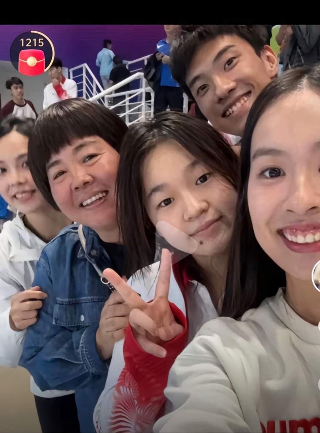 全红婵到山东后续2025年11月21日全红婵结束湛江探亲，乘坐飞机前往山东。到达