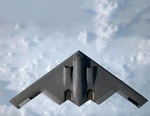 中国能打下B-2吗？美国B-2轰炸机，神不知鬼不觉的打完伊朗，又飞回美国本土。谁