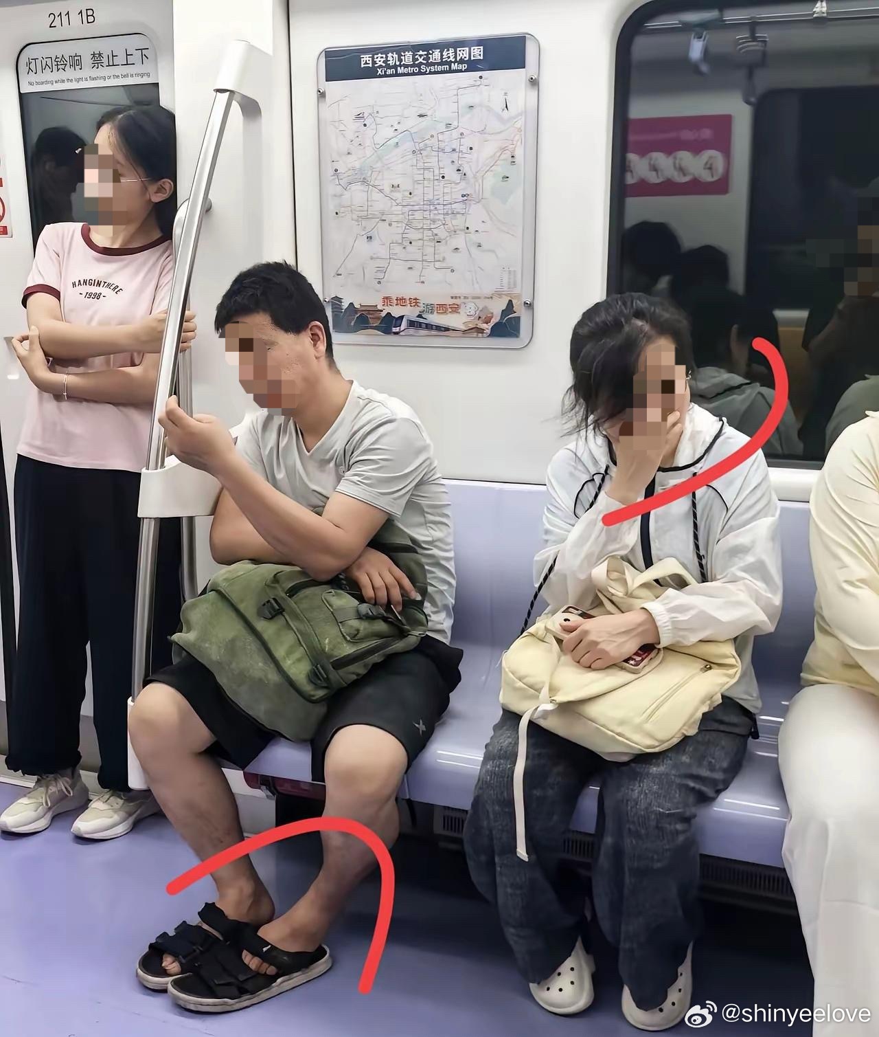 在地铁上这一幕都看呆了，这男的直接把拖鞋脱了​​​