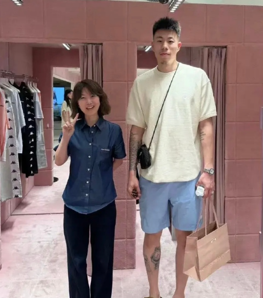 因伤退出国家队回到辽宁沈阳的张镇麟，被多人偶遇并合影。​​​