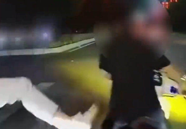 孕妇驾摩托别车遭踹 双方均被警方处理