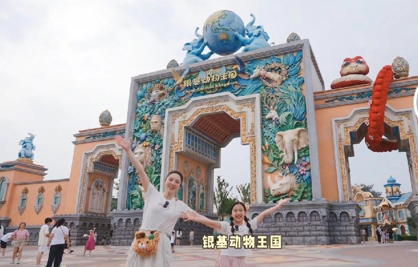感觉董璇消耗女儿小酒窝太多了，小酒窝这都算出道了吧，通告多的很，带着娃儿连跑两家