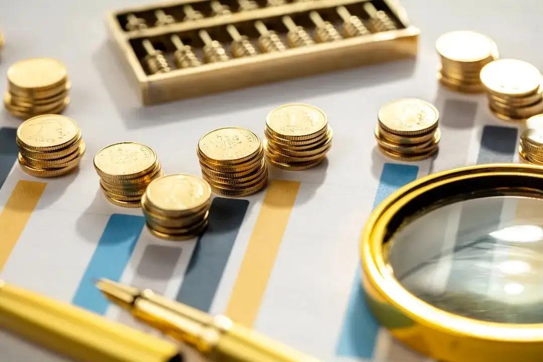 信号越来越明显，就是要让大家把银行里的钱取出来，不管是做其他方面的投资还是炒股，