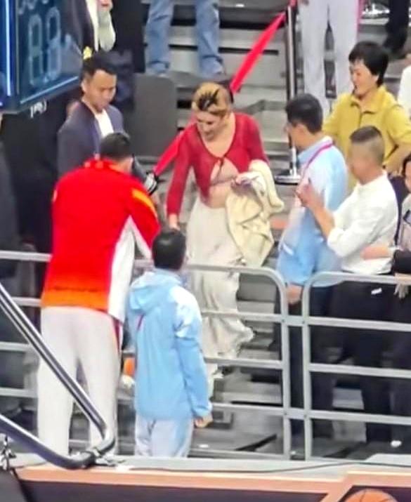 真没想到，男篮的周琦，看着还是个大男孩，结果不到30岁，已经是三个孩子的爹了，老