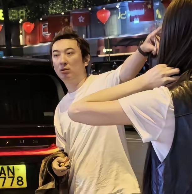 38岁王思聪在香港尖沙咀街头被偶遇，他穿着一身休闲服，状态非常差，脸色憔悴苍白，