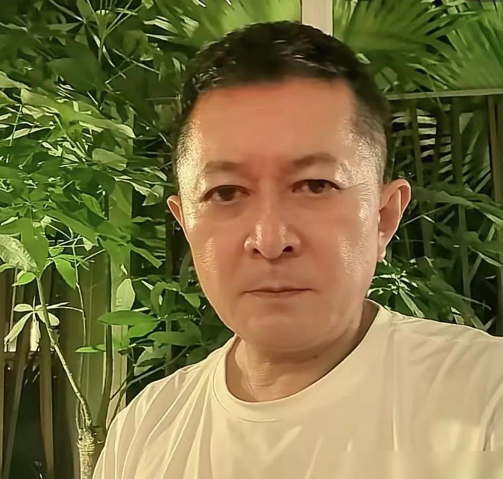 赵钢2010年离开本山传媒，不是因为张家豪“上位”，而是自己在酒桌上说错了话。