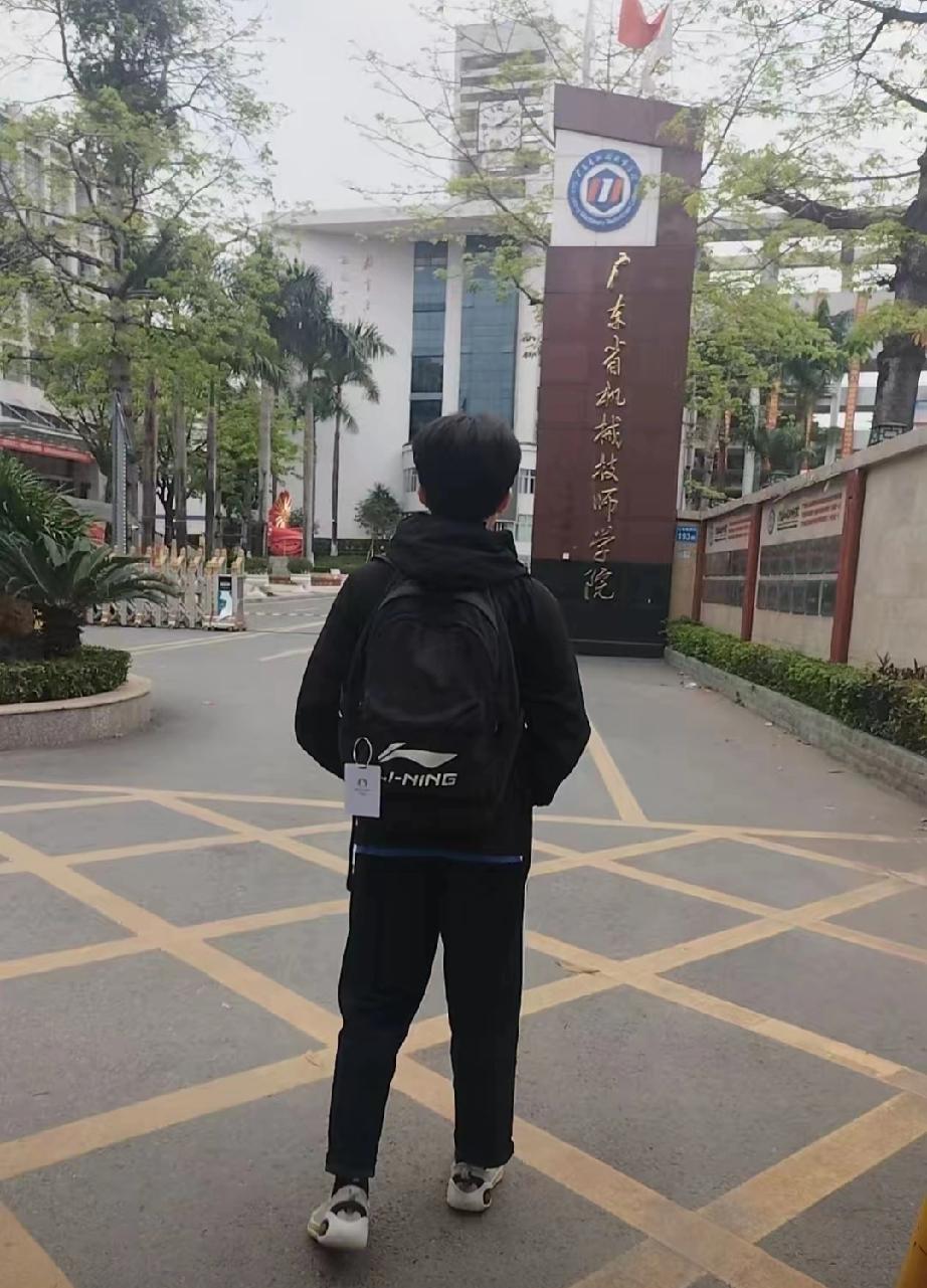 太感谢我儿子的清醒了！16岁的儿子在深圳读初三了，成绩很一般，我现只能给他选职