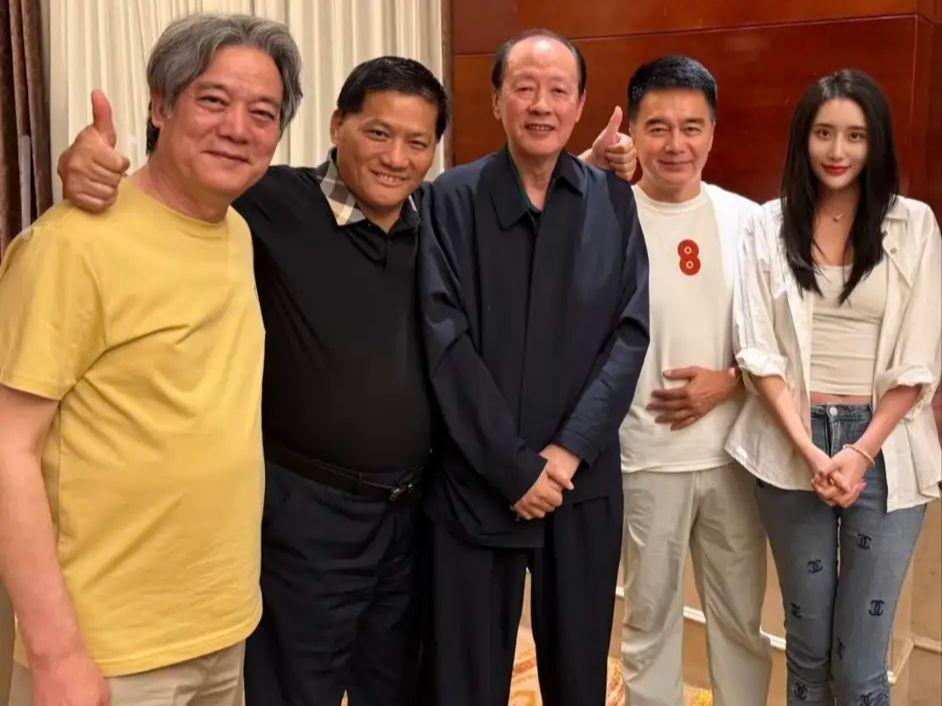 别的就不说了，必须的提一提侯天来老师，黑色西裤，深蓝夹克，大背头锃明瓦亮，双手一