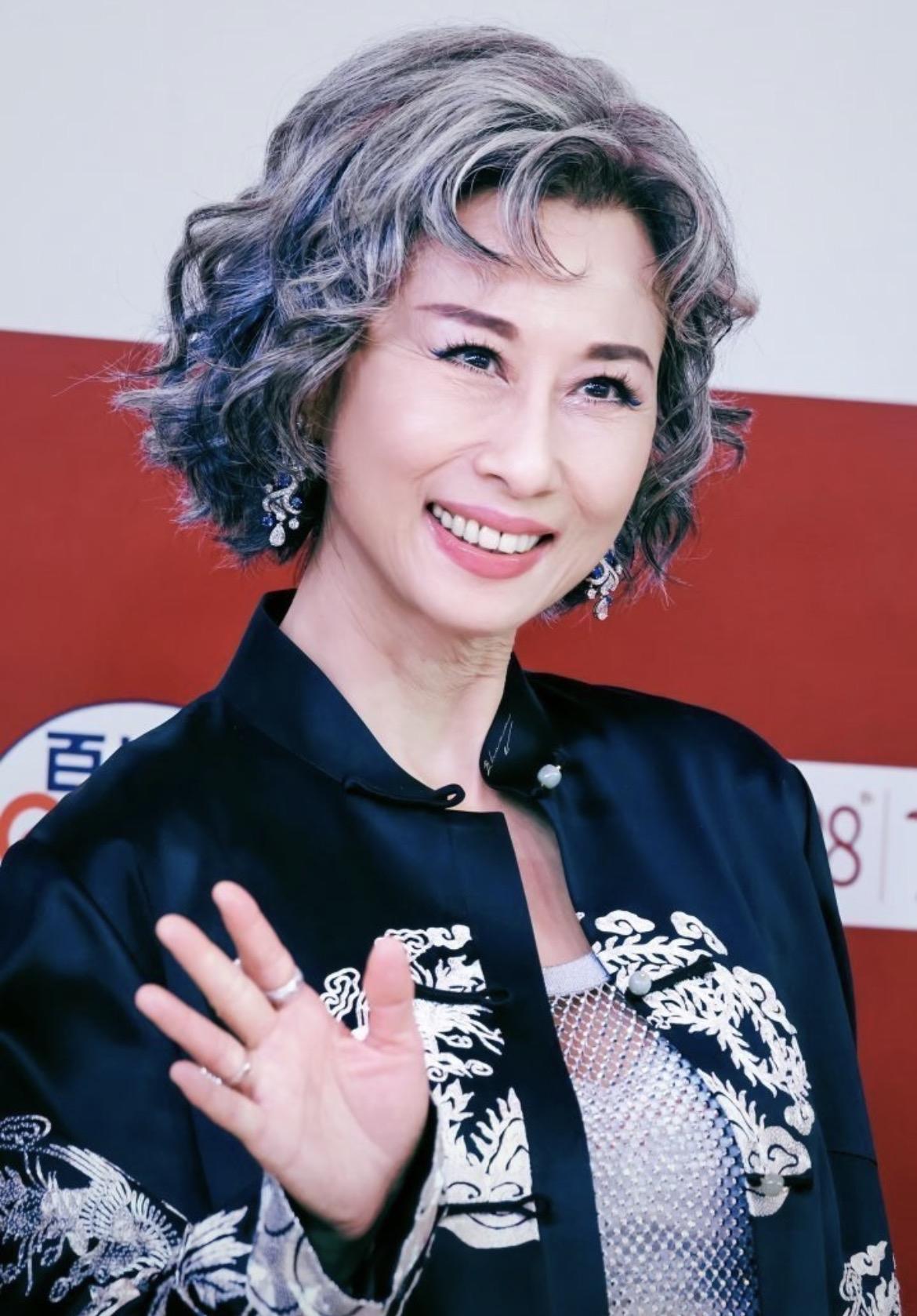 年纪大了就不要瞎折腾，不信就看看65岁的叶倩文，那么大年纪了还要和老公林