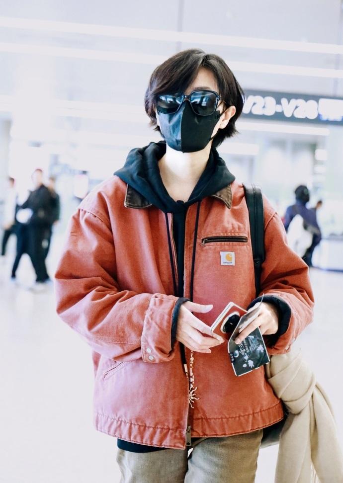 今天万茜现身机场，她这回搭配的特别的有个性，看起来格外的潇洒。万茜里面穿了一