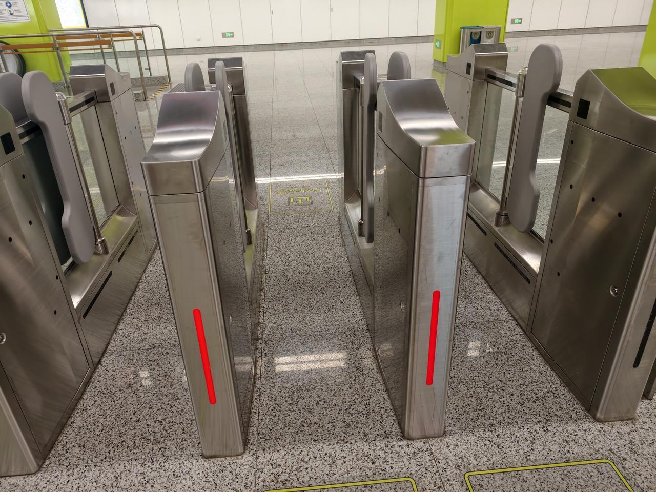 上海地铁太先进了吧，进出的闸机我今天算是见识到了，门都是开着的，就是说你不付钱也