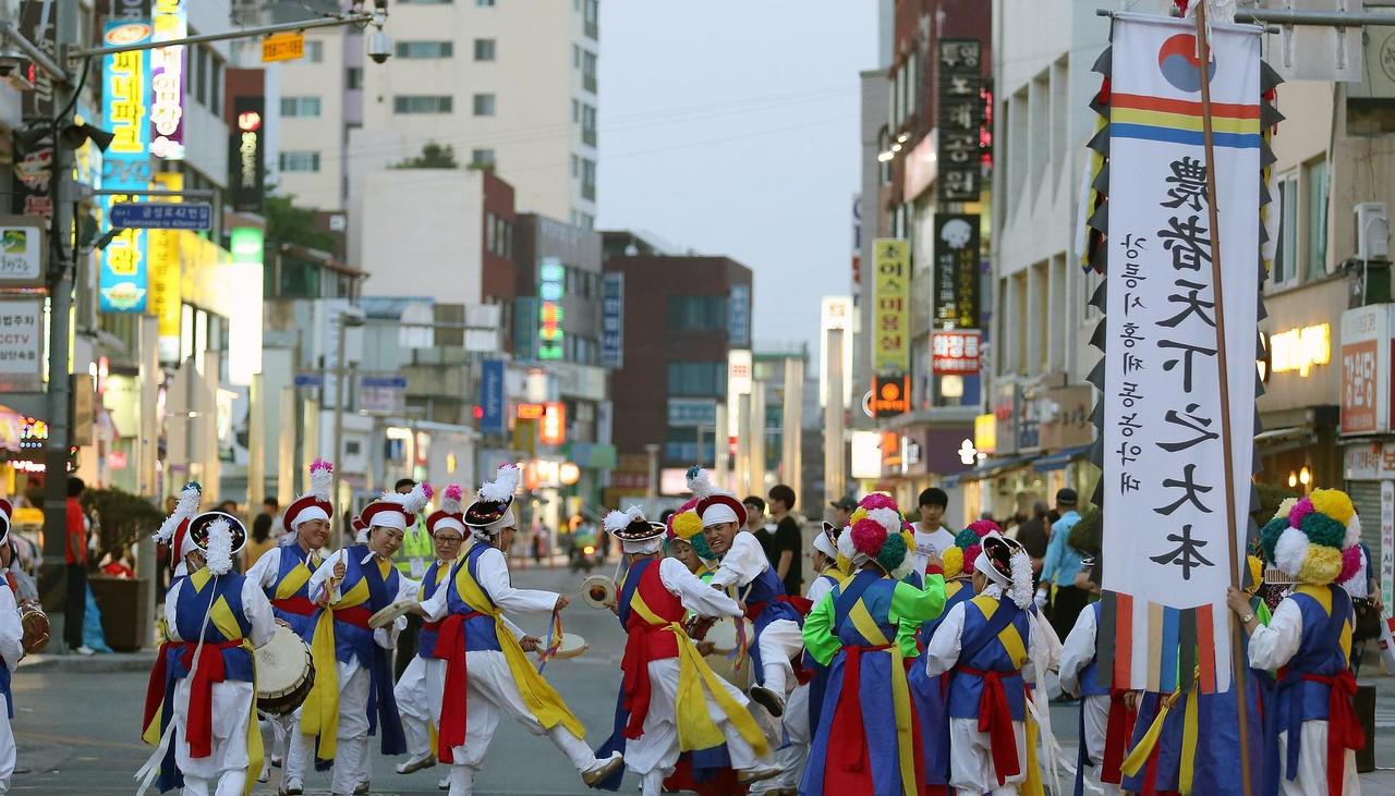 我们那“限韩令”搞了快十年，表面看是把门关得死死的：韩国明星进不来，韩剧播不了，