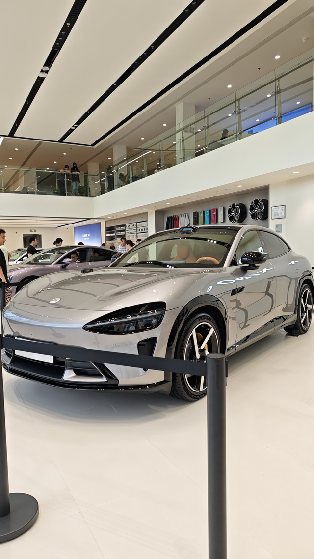 小米YU7看了实车挺失望的图片很好看，但是实车看起来感觉并不好看。首先是这个