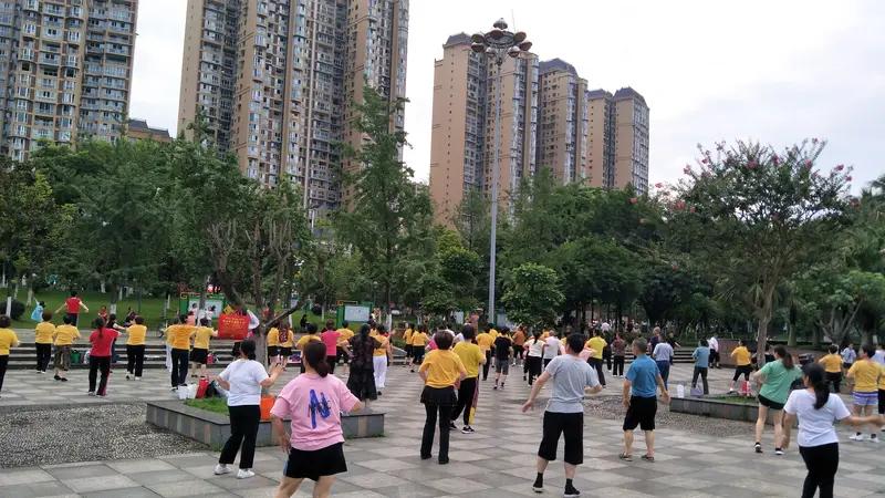 中老年人迷恋广场舞，原因可不少。生活里，他们操心的事儿太多，上有老下有小，工作也