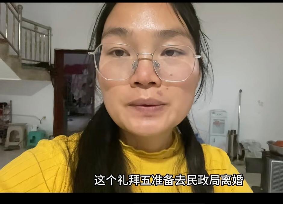 菲菲和老公的微信记录看出来菲菲老公不太想离婚。菲菲在老公眼中是不检点的女人，家暴