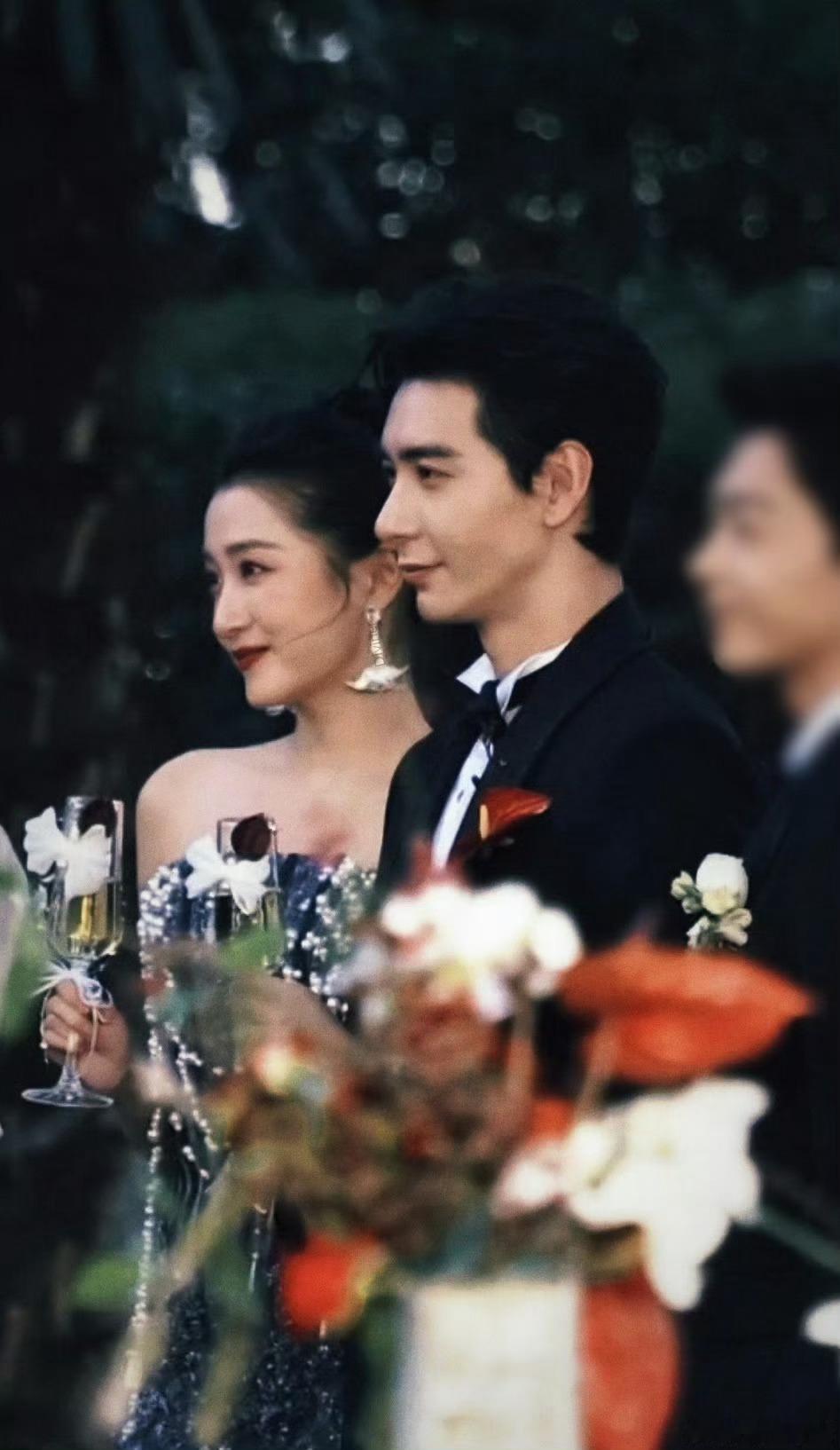 关晓彤陈星旭红掌婚礼比真结婚还全白色纱幔搭配蝴蝶兰的布景温柔又高级，褪去繁杂的