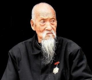 1942年，太行山上，八路军司凤梧被14个日军团团包围，前有刺刀，后有枪口，一脚