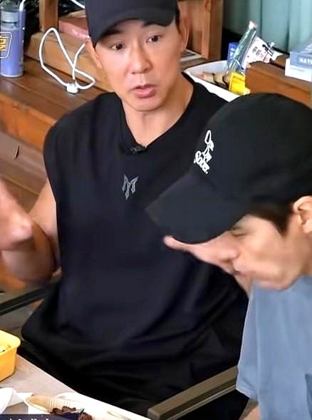 刘畊宏爆料，有个男艺人洗澡要一个多小时。阿云嘎在旁边听了，直接接话：“米卡就是！”他说米卡每天洗澡一