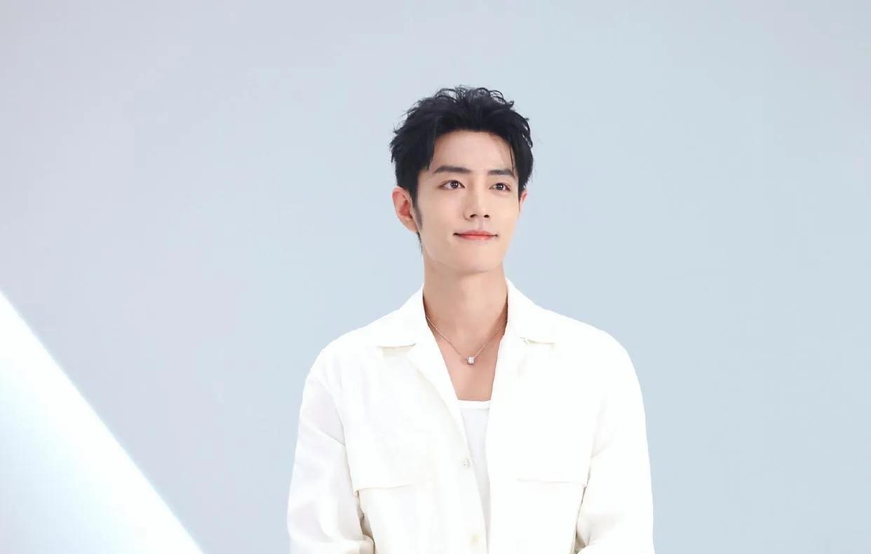 绑架肖战十年的龙丹妮，真的很厉害，同样也坑害过不少明星。她陪李宇春英国度假，实则