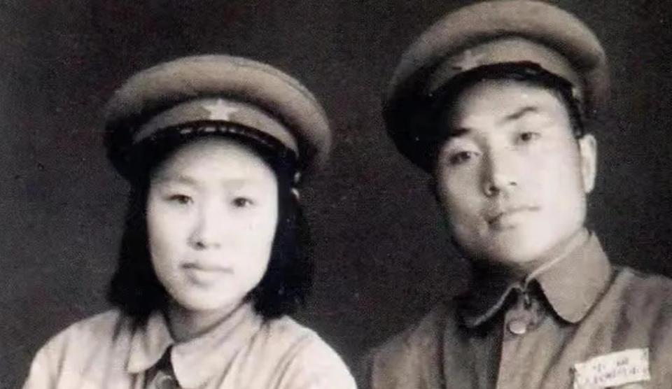 1942年，侦察股长凌少农，私下向日本人购买布料，对方说：“你看起来像军人？”凌