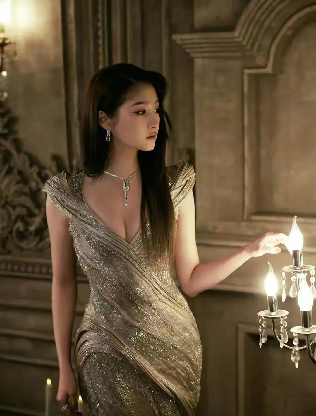 关晓彤是绝对的高开低走的女星！在我的印象里，她自从成年了，就没有一部作品了！她