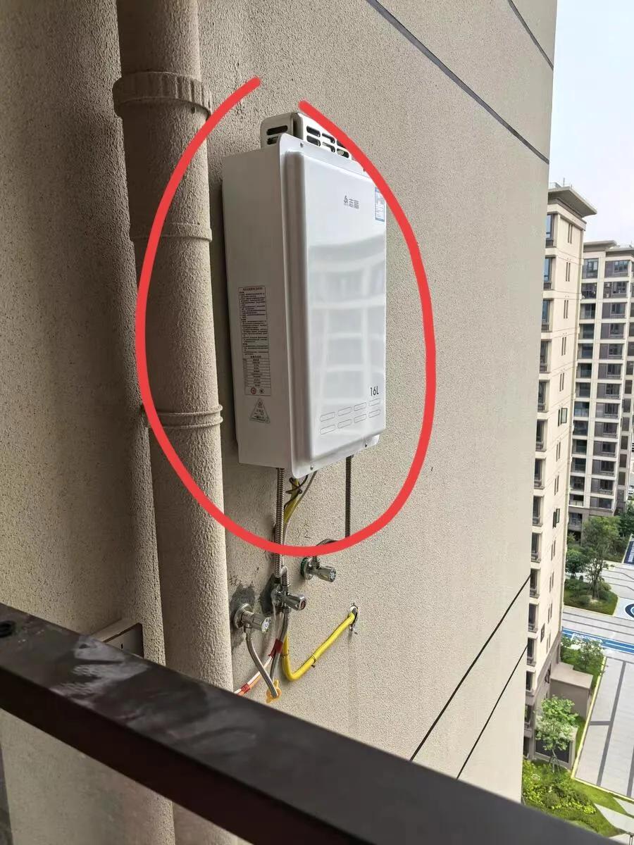 邻居把燃气热水器装外面，不怕冬天爆💥