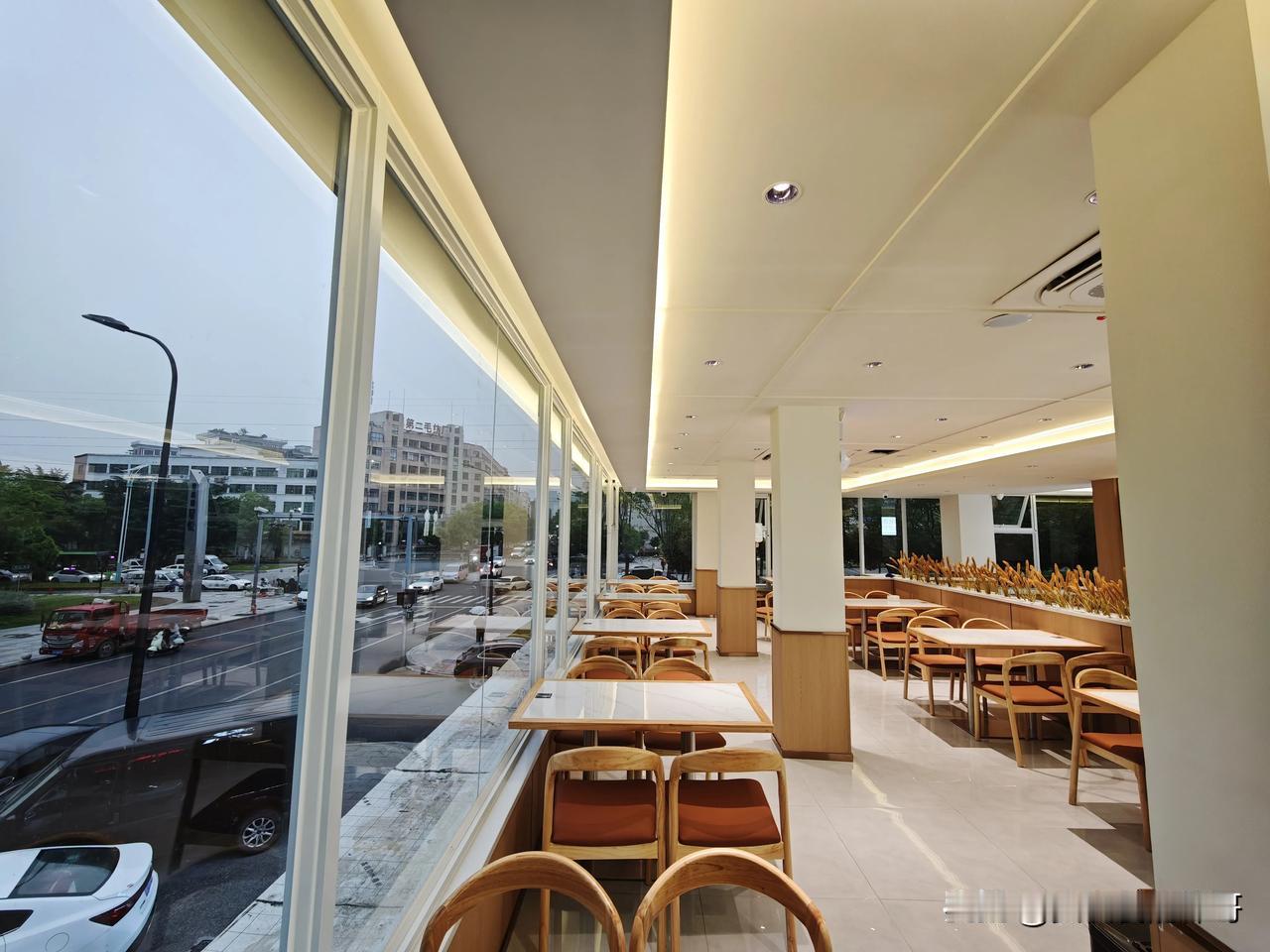 所有学胖东来只学表面的老板，都犯了一个致命的错误。你以为学的是服务、是陈列、