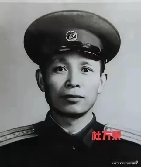 1937年，西路军连长杜万荣和三名战友被敌人推进炸塌的煤窑活埋。黄土逐渐淹没胸口