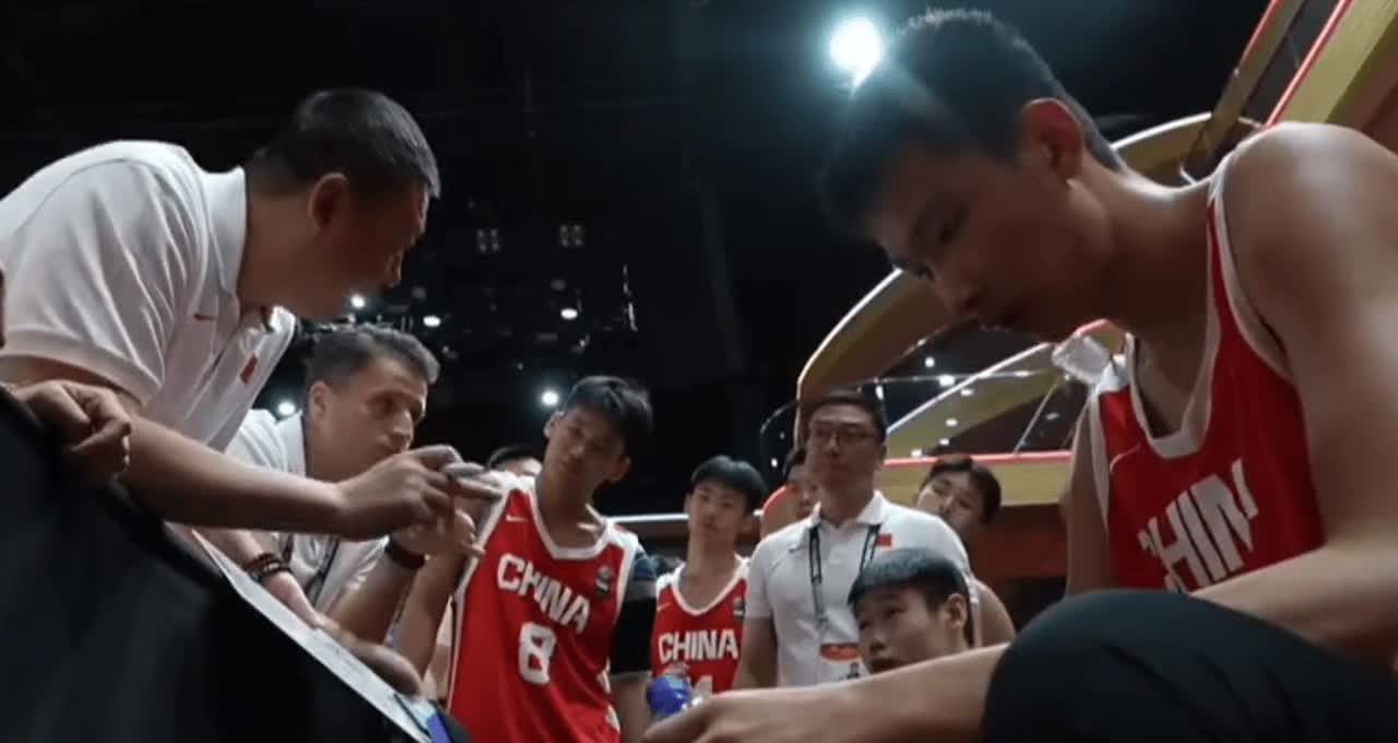 恕我直言！中国男篮和澳大利亚比赛激烈程度真不是日本队能碰瓷的，身体对抗拉满，亚洲