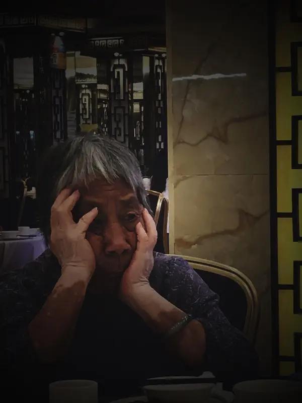 在娘家弟弟孙子办百日宴的这天，婶婶掀翻了其中一桌客人的饭桌，边上看热闹的亲戚朋友