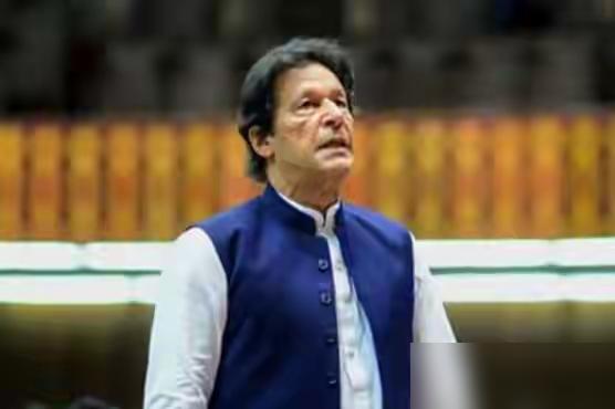 新华社快讯：12月20日，巴基斯坦前总理伊姆兰·汗以及妻子，被判处长达十七年监禁